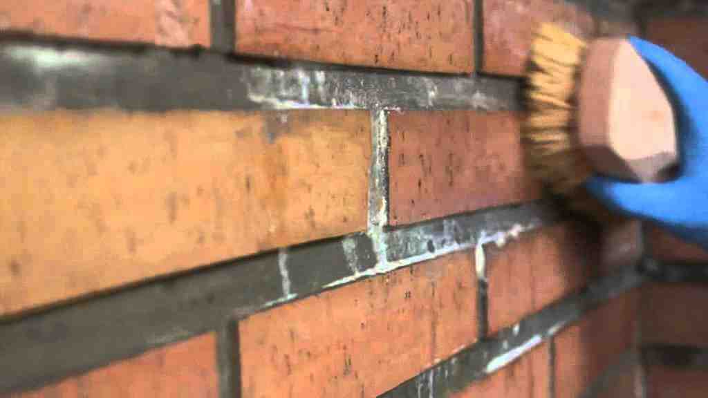 Comment enlever des taches blanches sur des briques ?